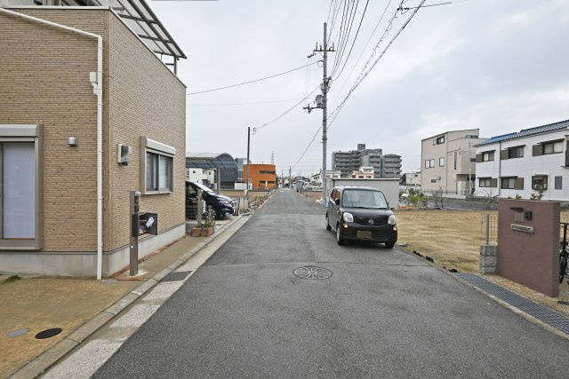 尼崎市大島1丁目中古戸建｜4LDK+駐車1台可の前面道路含む現地写真|前面道路幅は南側に約6ｍ幅です。