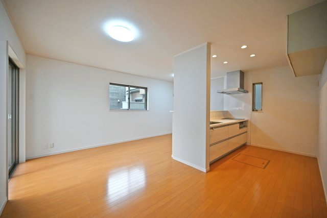 尼崎市大島1丁目中古戸建｜4LDK+駐車1台可の居間・リビング|1階LDK入ってすぐの内観写真です。 リビングセットを置いても十分な広さが確保されています。 明るく広々としたリビングで家族団らんのひと時をお楽しみ下さい！