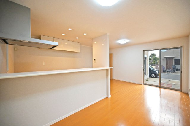 尼崎市大島1丁目中古戸建｜4LDK+駐車1台可の居間・リビング|LDKは15帖でゆとりある広さです。 インテリア配置に困らない間取り設計に加え、お子様のいる世帯に必要な部屋数を備えた物件です。