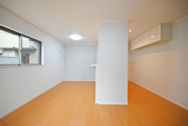 尼崎市大島1丁目中古戸建｜4LDK+駐車1台可の居間・リビング|1階LDK内観写真です。 対面式キッチンで家族同士のつながりを感じやすい設計を基調としています。 1階に水回りが配置されている為、家事動線良好です。