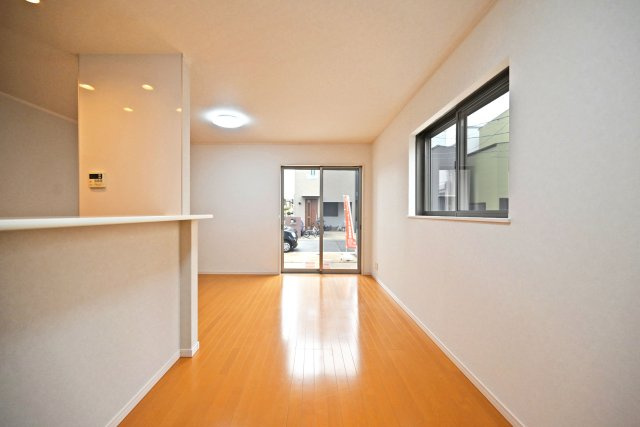 尼崎市大島1丁目中古戸建｜4LDK+駐車1台可のダイニング|1階LDKをダイニング側から撮影した内観写真です。 4LDK間取り設計の為、お子様のいる世帯に必要な部屋数を備えた物件です。