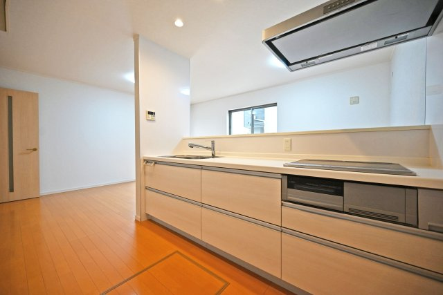 尼崎市大島1丁目中古戸建｜4LDK+駐車1台可のキッチン|1階キッチン奥側から撮影した内観写真です。 機能性充実対面式キッチン、IHコンロでお掃除もラクラクです！