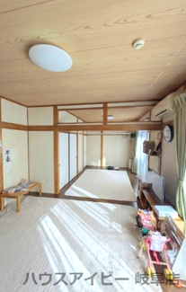 【居間・リビング】 | 神戸町神戸中古戸建　神戸小学校まで徒歩7分！ | 神戸町中古戸建★4DK★お車3台OK★ゆったり過ごせる居間です