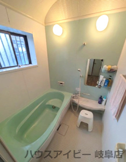 【浴室】 | 神戸町神戸中古戸建　神戸小学校まで徒歩7分！ | 神戸町中古戸建★4DK★お車3台OK★落ち着いた空間のお風呂です