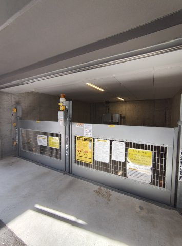 セレニテ神戸元町クレアの駐車場