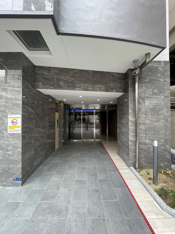 セレニテ本町東リアンのエントランス