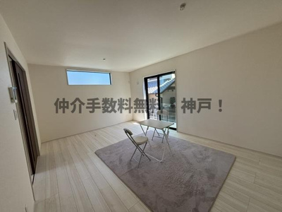 【居間・リビング】 | 神戸市西区竹の台3丁目　新築戸建1号棟　仲介手数料無料！ | こちらの居間で趣味の時間をお楽しみください