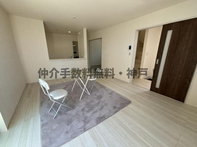 【居間・リビング】 | 神戸市西区竹の台3丁目　新築戸建1号棟　仲介手数料無料！ | ゆったり過ごせる居間です