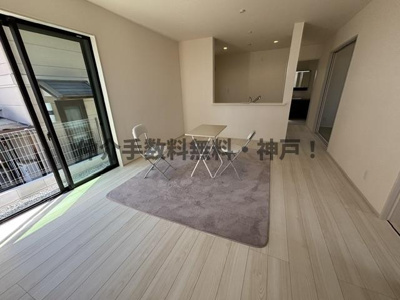 【居間・リビング】 | 神戸市西区竹の台3丁目　新築戸建1号棟　仲介手数料無料！ | こちらの居間で趣味の時間をお楽しみください