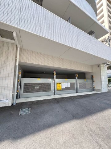 セレニテ三宮リアンの駐車場