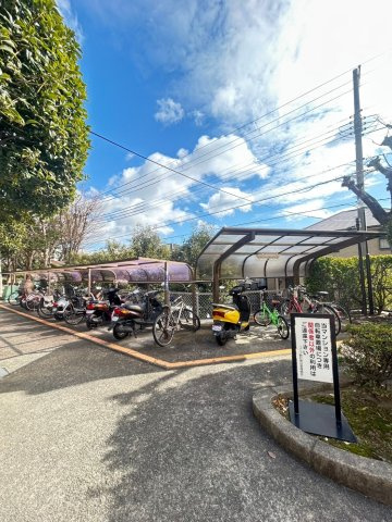 コープ野村青谷の駐車場