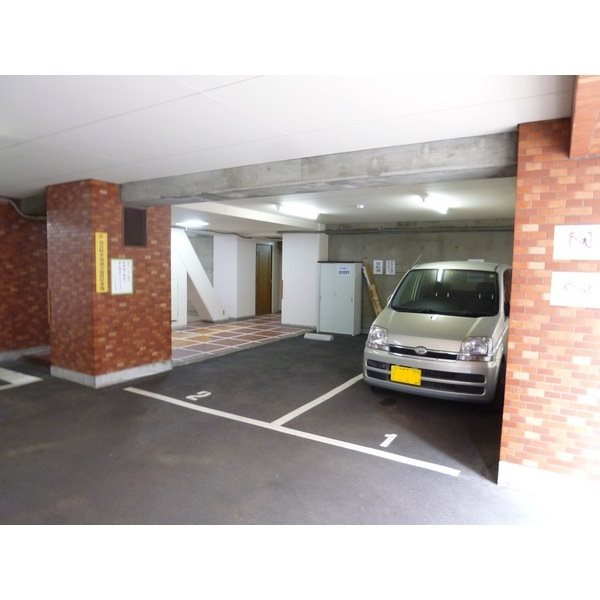 コスモプラザ三宮の駐車場
