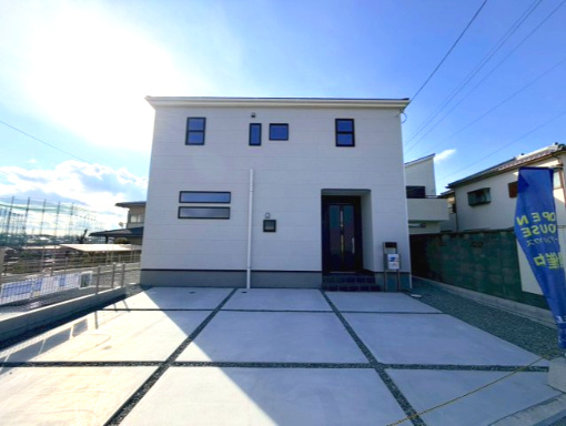 岸和田市池尻町3期全2棟リーブルガーデン　2号棟の外観|駐車スペースもかなり広いです