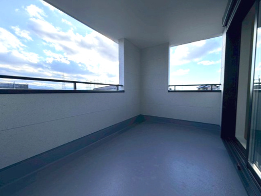 岸和田市池尻町3期全2棟リーブルガーデン　2号棟のバルコニー|バルコニーからの眺めを楽しみながら食事をしませんか