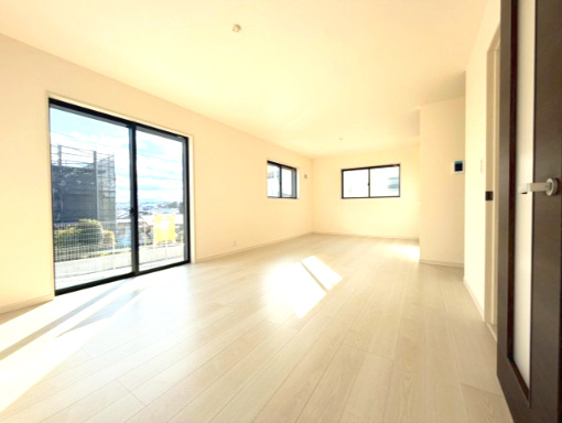 岸和田市池尻町3期全2棟リーブルガーデン　2号棟の居間・リビング|陽当たりの良いリビングです