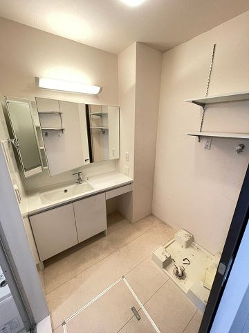 サザングレイスⅡの独立洗面台|独立洗面台、小物を置くことができて便利です