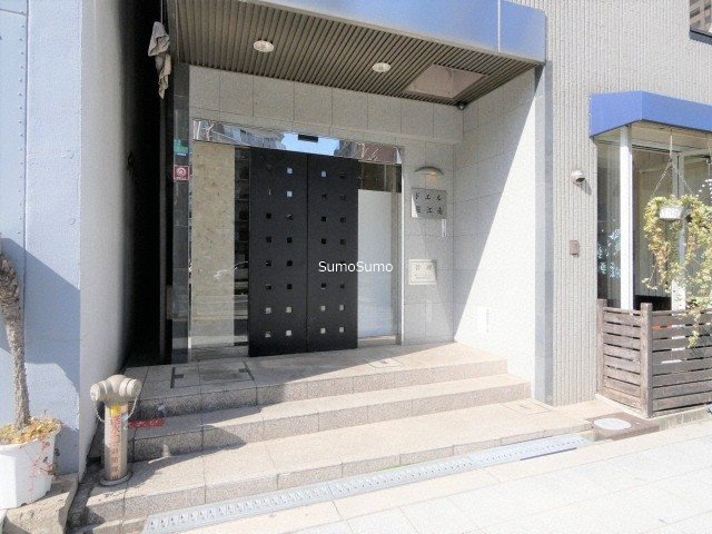 ドエル堀江南のエントランス|落ち着いたエントランスです
