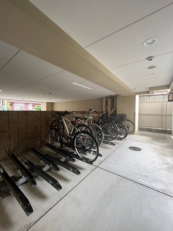 ドゥーエ玉造の駐車場