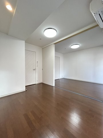 ドゥーエなんば南の洋室