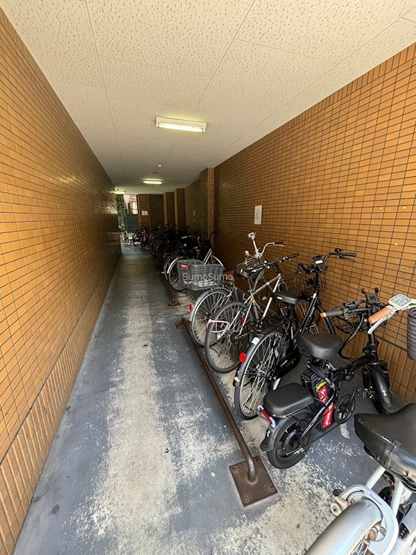 ドミール堺筋本町の駐車場