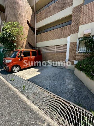 ネオダイキョー芦屋川の駐車場