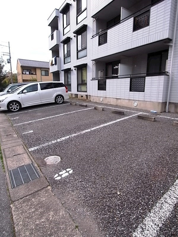 トリヴァンベールタナカの駐車場