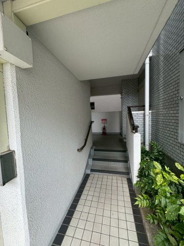 コープ野村潮見台ハイツのエントランス
