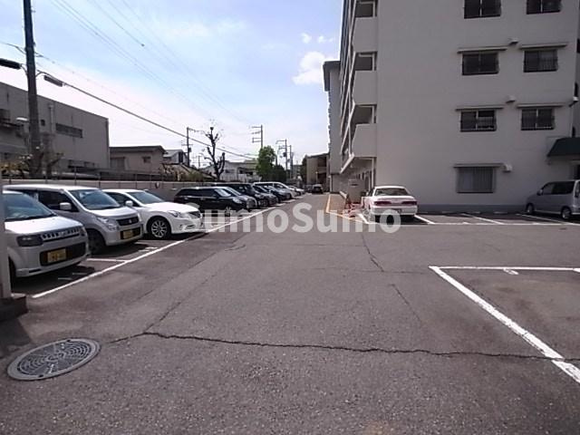 ドルミ尼崎の駐車場