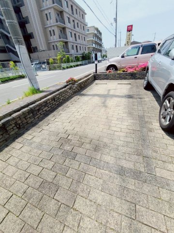 トールウッドA棟の駐車場