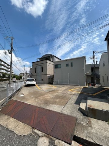 コンフォール湊川の駐車場