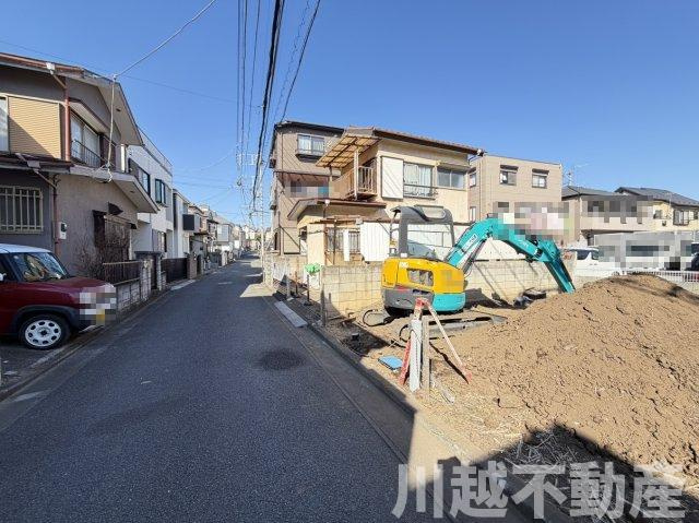 明るさが、家族の毎日を支える住まい。の前面道路含む現地写真