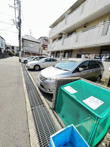 トリヴァンベール門前の駐車場