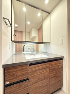 【独立洗面台】 | クレヴィア茗荷谷 文京の丘 | 三面鏡洗面化粧台。毎日の身だしなみをチェック。