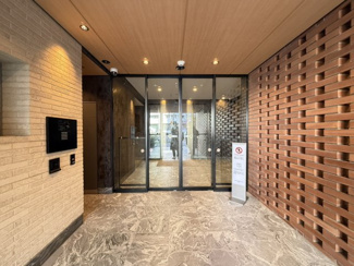 【エントランス】 | クレヴィア茗荷谷 文京の丘 | マンションエントランス。オートロック付きなので防犯面でも安心です