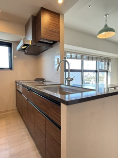 【キッチン】 | クレヴィア茗荷谷 文京の丘 | 食洗器付きの人気の対面式システムキッチン。会話が弾む、家族とつながるキッチンです。