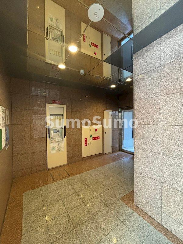 ドミール堺筋本町のロビー|建物の内部です