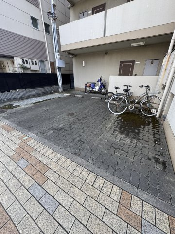 ノーブル日高の駐車場