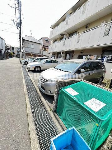 トリヴァンベール門前の駐車場