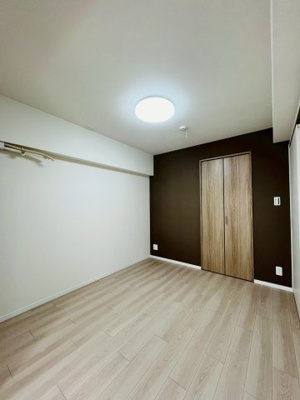 【洋室】 | 日商岩井菫橋ハイツ | 洋室（約5.0帖）：フローリングと合わせた建具で統一感のある内装です。