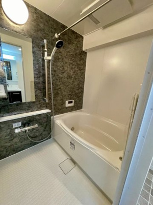 【浴室】 | 日商岩井菫橋ハイツ | 帰宅時間がバラバラでも、いつでも暖かいお風呂に入れる追い焚き機能完備。