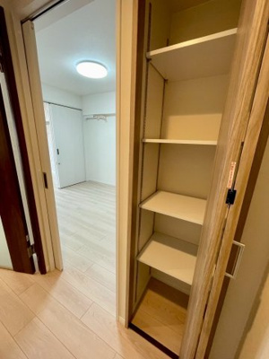 【収納】 | 日商岩井菫橋ハイツ | どこからでもアクセスしやすい廊下の収納スペース。洋室2室の間にあります。