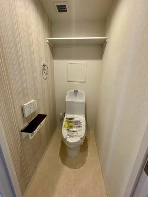 【トイレ】 | 日商岩井菫橋ハイツ | 温水洗浄便座完備の洋式トイレ。手元で操作できる壁面リモコンで快適な使い心地。
