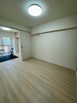 【洋室】 | 日商岩井菫橋ハイツ | 洋室（約5.0帖）：飽きのこないシンプルな内装。