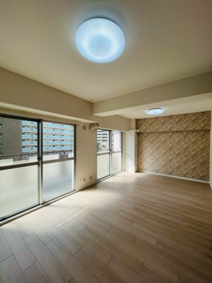【居間・リビング】 | 日商岩井菫橋ハイツ | LDK（約15.0帖）：大きな窓からたっぷり陽が差し込む明るい空間です。