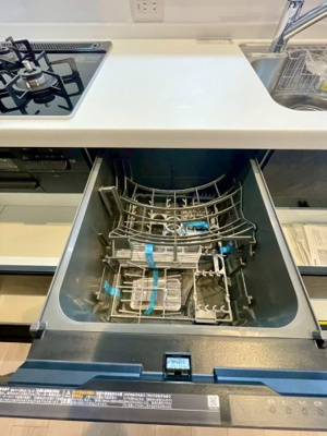 【キッチン】 | 日商岩井菫橋ハイツ | 家事の時短につながるだけでなく、水の使い過ぎも防げます。 また、一般的には手洗いよりも綺麗に洗えると言われており衛生的です。