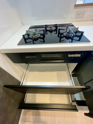 【キッチン】 | 日商岩井菫橋ハイツ | やっぱりガスコンロがお料理しやすい、という方も多いのでは？三口コンロは同時進行で調理ができ、効率的。