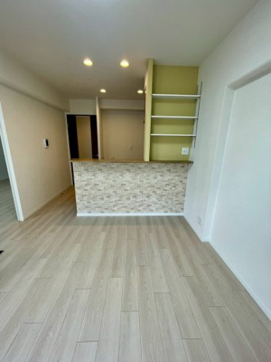 【居間・リビング】 | 日商岩井菫橋ハイツ | キッチンカウンターには可動棚の収納スペースも！