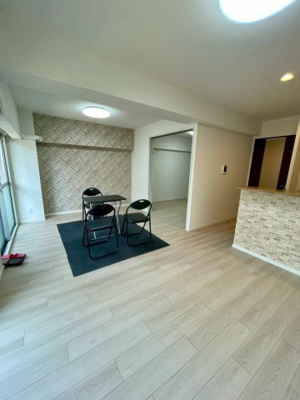 【居間・リビング】 | 日商岩井菫橋ハイツ | LDK（約15.0帖）：暮らしの中心になるリビングダイニング。西向きのバルコニーは西陽が強く差す分、冬場はあたたかく過ごすことができます。