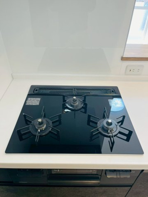 【キッチン】 | 日商岩井菫橋ハイツ | やっぱりガスコンロがお料理しやすい、という方も多いのでは？三口コンロは同時進行で調理ができ、効率的。