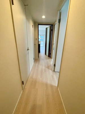 【玄関】 | 日商岩井菫橋ハイツ | 淡い色味のフローリングを採用し、お部屋全体も明るい雰囲気。